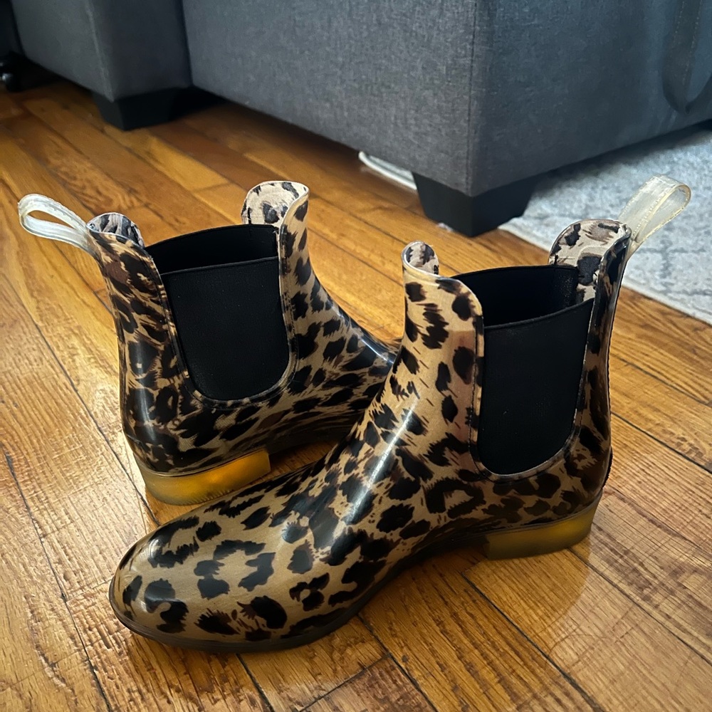 Slightly worn womens size 8 JCrew cheetah print Chelsea ankle rain boot